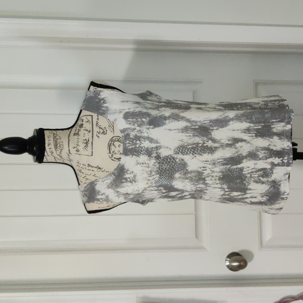 3/$10 - Chicos Snakeskin print Tank Top size 1 (US L)